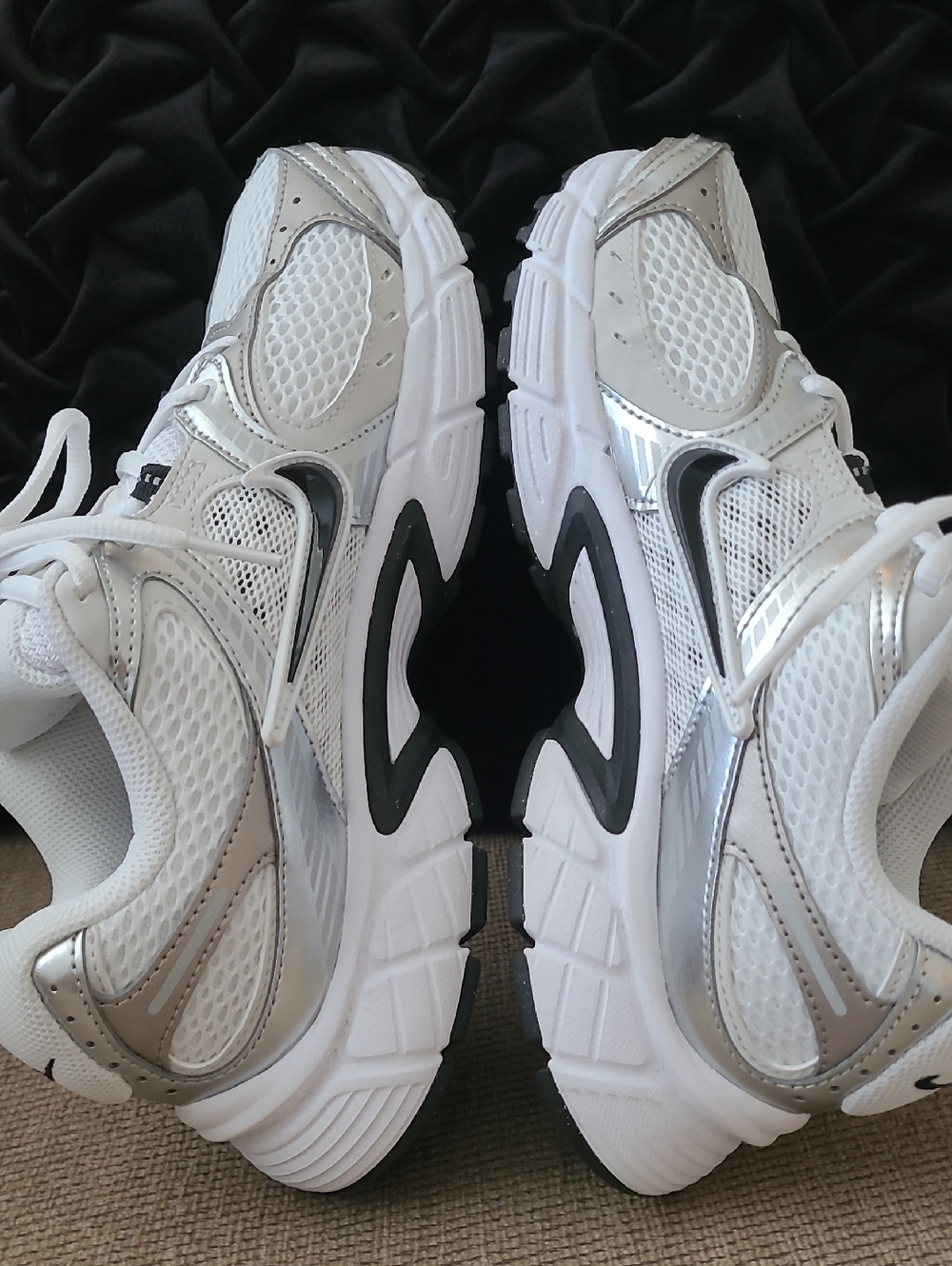 WOMENS NIKE V5 RNR WHITE BLACK GREY - Picture 7 of 13